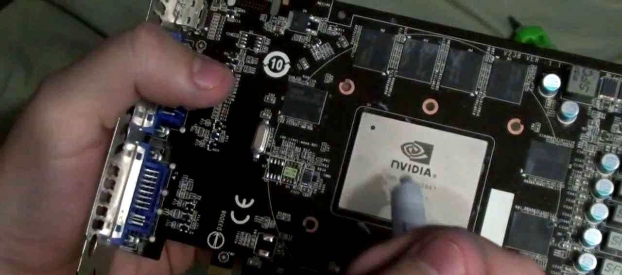 Intel gma 3100. Intel GMA x3100 чипсет. Термопаста на видеокарте. Нанесение термопасты на видеокарту. Замена термопасты на видеокарте.